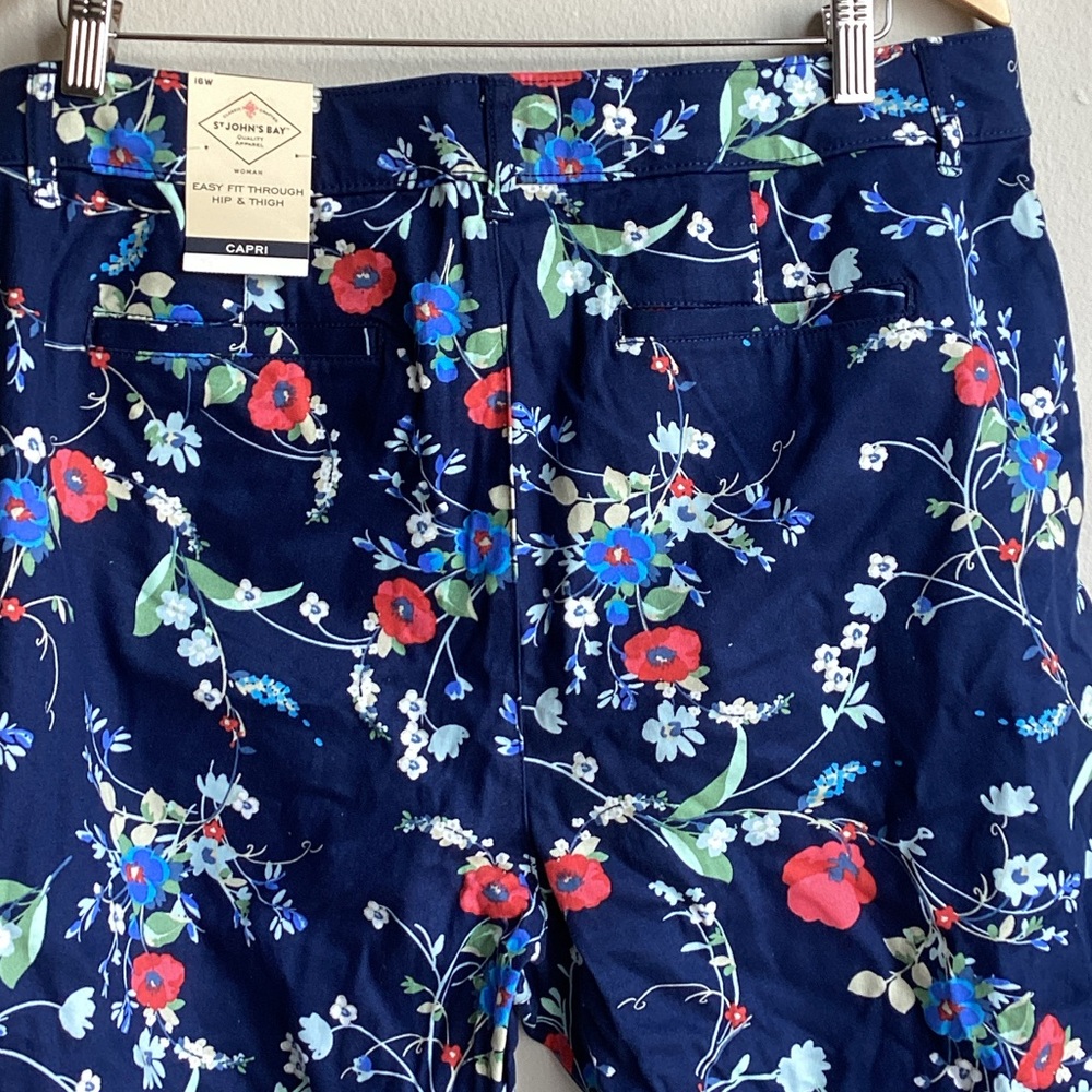 St. John's Bay Navy Floral Capri Shorts - Picture 7 of 8